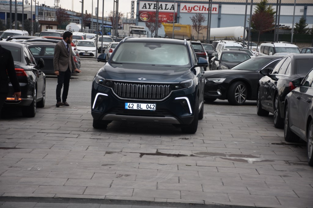 Konya Büyükşehir Belediye Başkanı Altay, aday tanıtım toplantısına Togg ile geldi