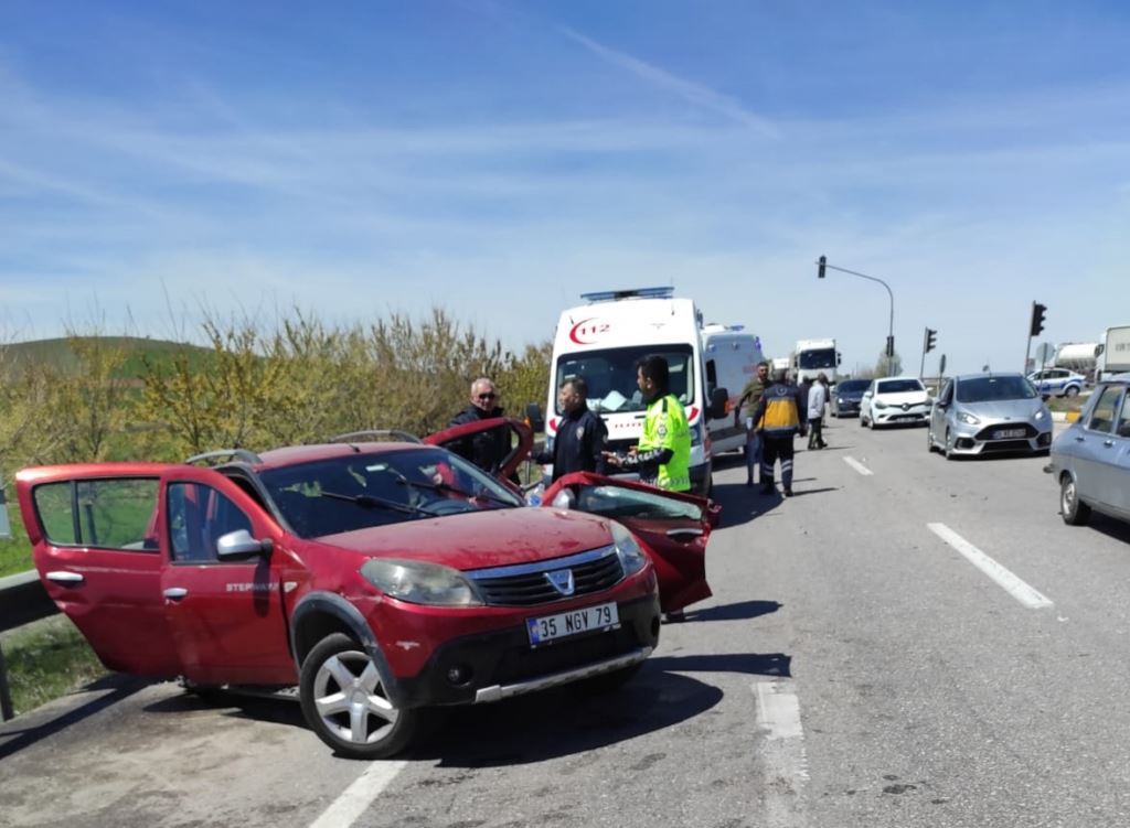 Konya'da iki otomobilin çarpışması sonucu 1 kişi öldü, 6 kişi yaralandı