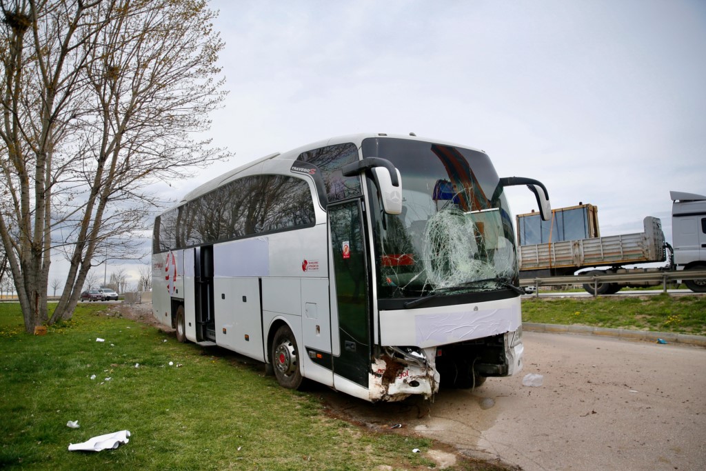 Yolcu otobüsünün bariyere çarpması sonucu 17 kişi yaralandı