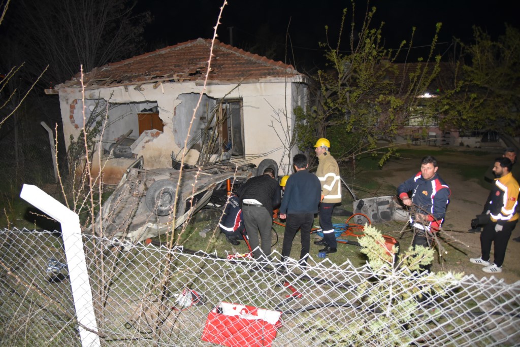 Yol kenarındaki eve çarpan otomobilin sürücüsü öldü