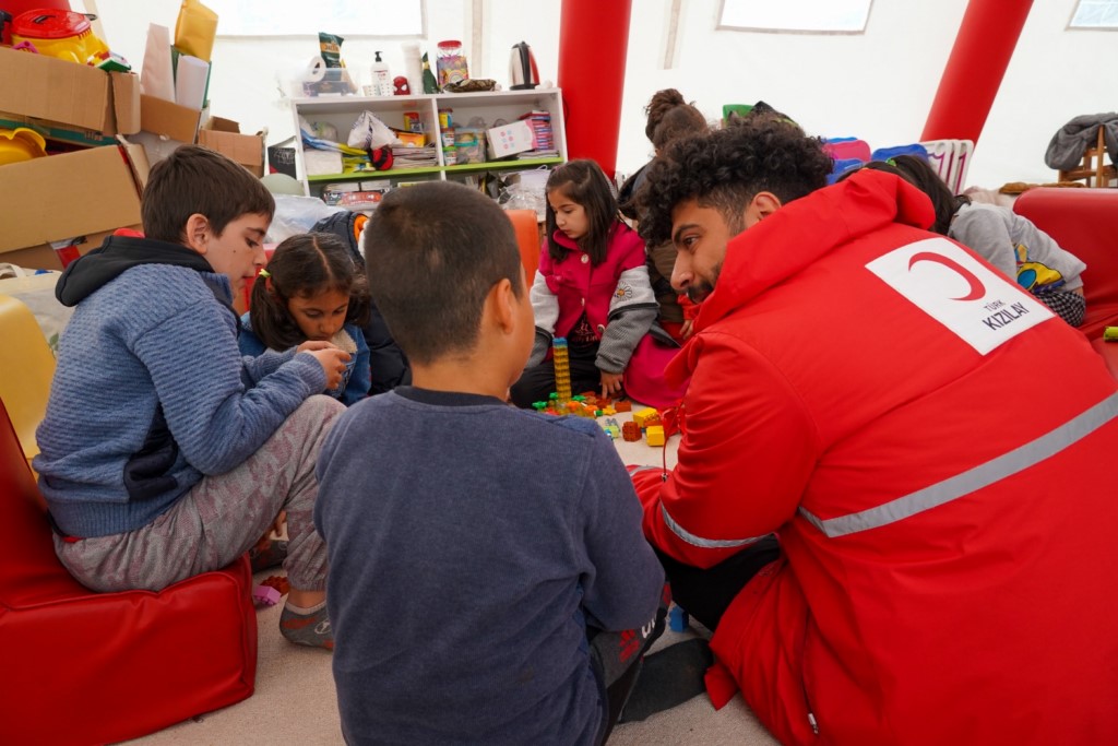 Türk Kızılayın deprem bölgesindeki yardımları sürüyor