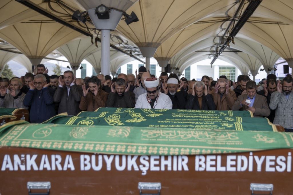 Kardeşi tarafından öldürülen doktorun cenazesi toprağa verildi