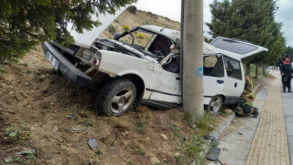 Elektrik direğine çarpan otomobildeki baba oğul yaralandı