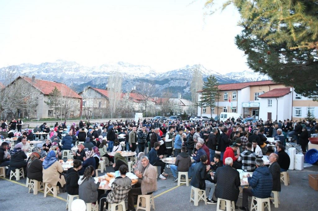 Seydişehir Kaymakamı Pişkin, mahalleliyle iftar yaptı