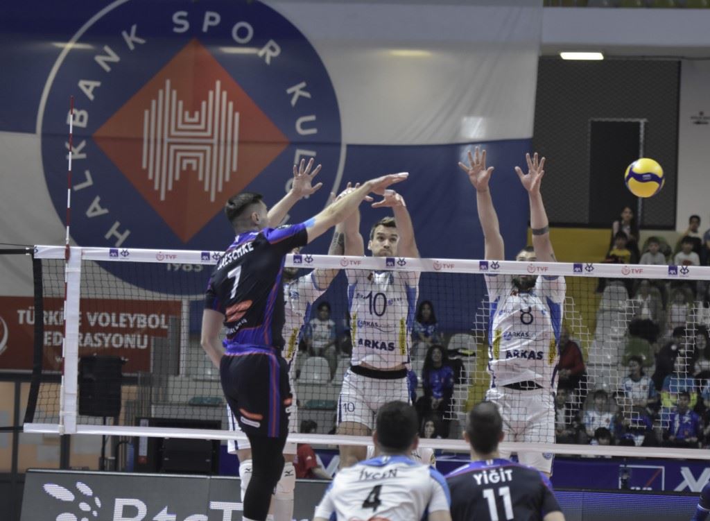 Kupada ilk finalist Halkbank oldu