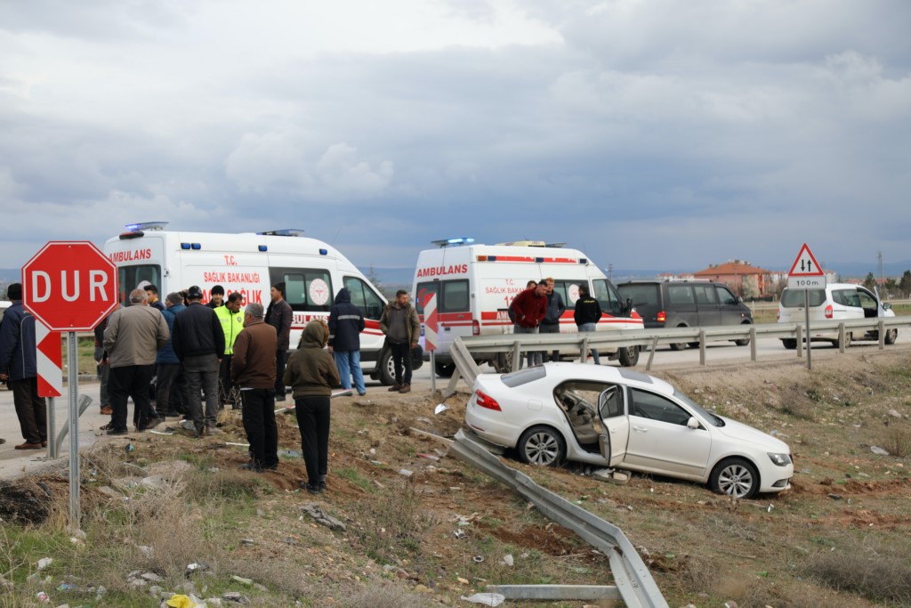 2 Otomobilin çarpıştığı kazada; 1 kişi hayatını kaybetti 5 kişi yaralandı