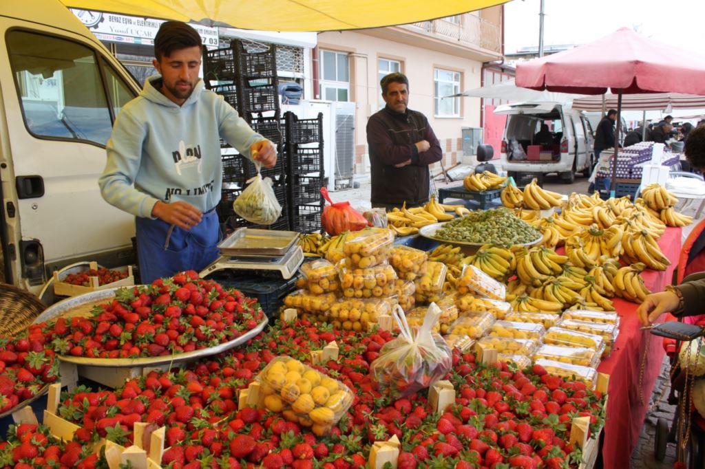 Tezgahlar yaz meyveleri ile renklendi