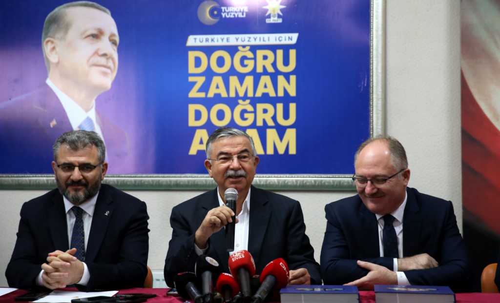 AK Parti Grup Başkanı İsmet Yılmaz, aday tanıtım toplantısında konuştu