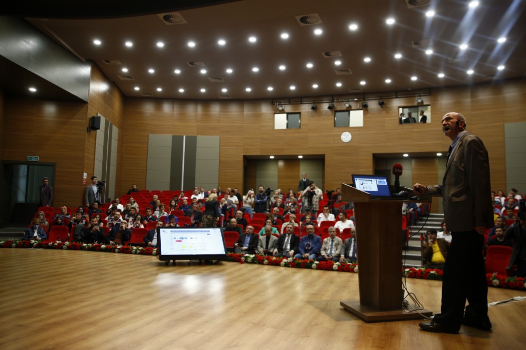 Deprem uzmanı Doğan Kalafat Kayseri'de seminer verdi