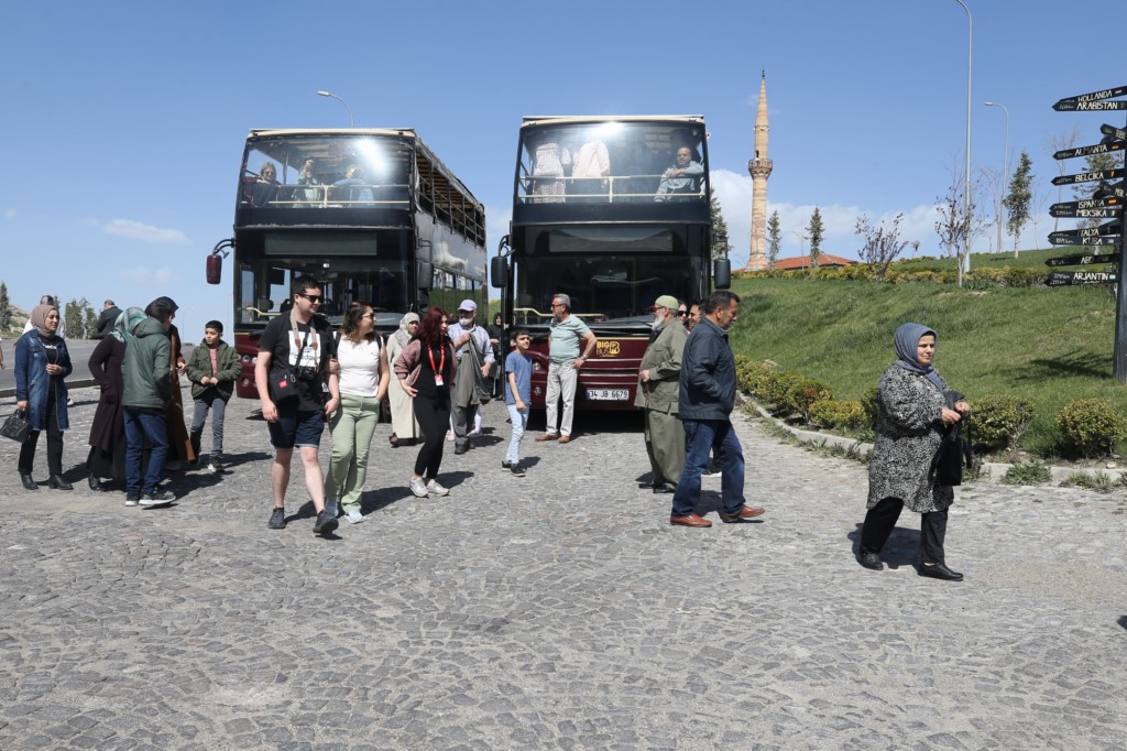 Depremzedeler Kapadokya'yı gezdi