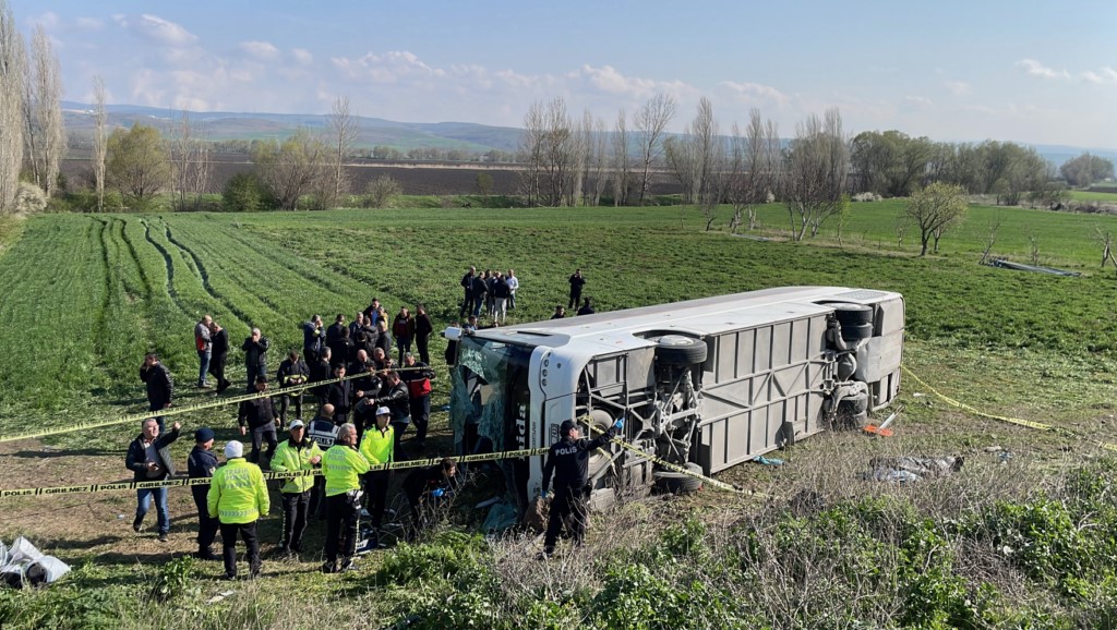 Eskişehir'de devrilen işçi servisindeki 3 kişi öldü, 31 kişi yaralandı