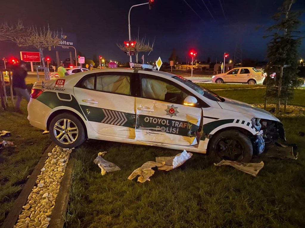 Otomobil ile polis aracı çarpıştı, 3'ü polis 6 kişi yaralandı