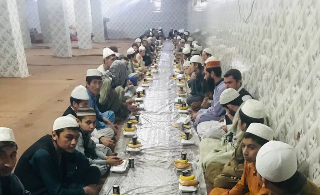 Afganistan’daki öksüz, yetim ve ihtiyaç sahiplerine bayramlık kıyafet ve iftar yemeği ikram edildi