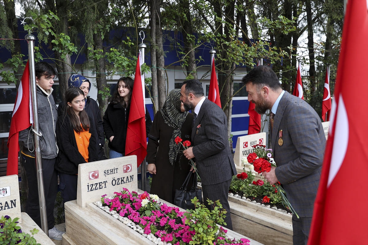 Ankara'da şehit yakınları ve gaziler, şehitlikleri ziyaret etti