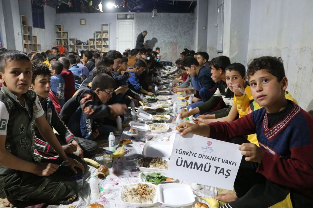 İdlib, Azez bölgelerinde iftar yemeği programı gerçekleştirildi