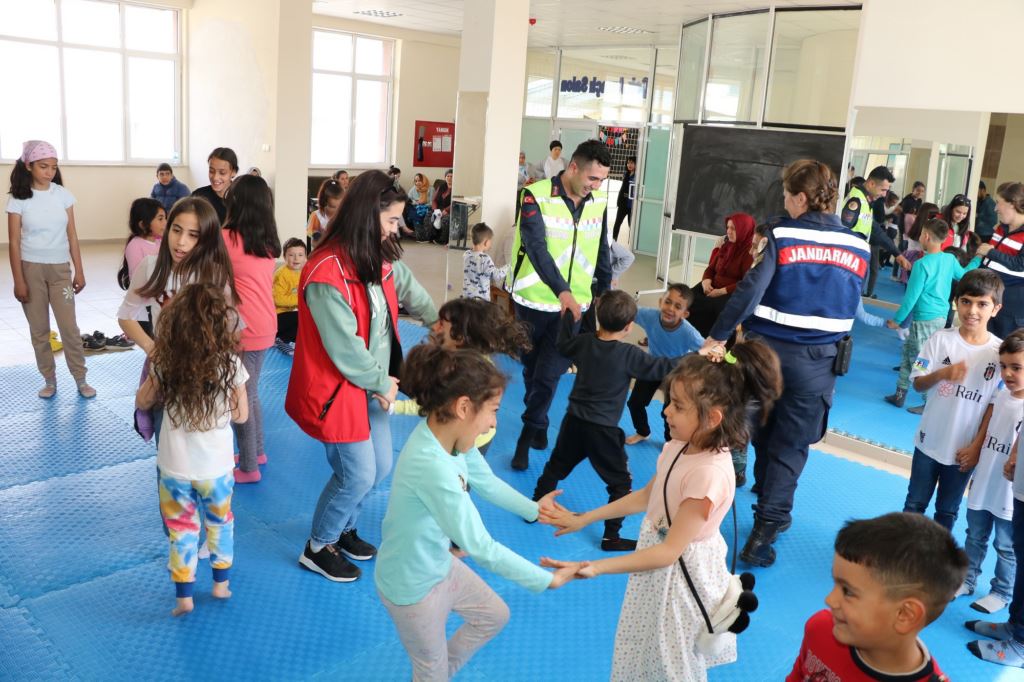 Jandarma ekipleri depremzede çocukların bayramını kutladı