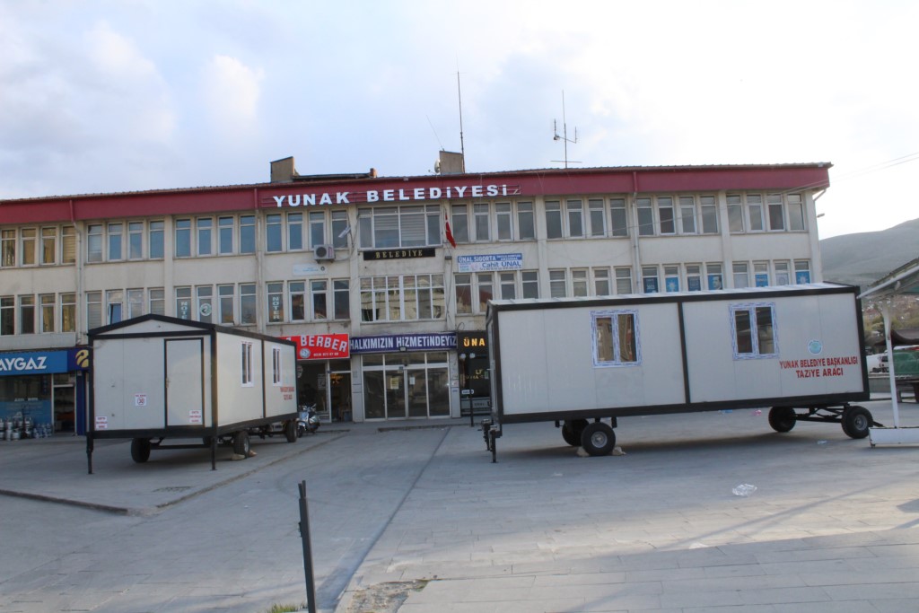 Yunak Belediyesi iki yeni mobil taziye aracını hizmete sundu