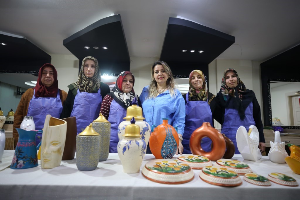 Depremzede kadınlar seramik boyama kursuyla meslek ediniyor