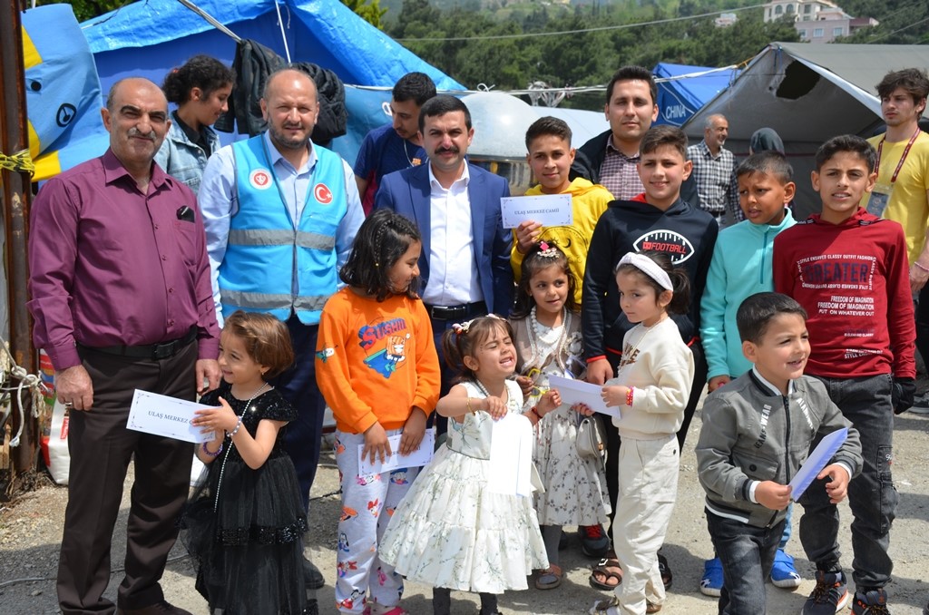 Depremzede çocuklara bayram harçlığı dağıtıldı