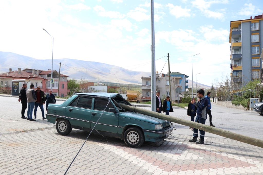 Tır dorsesinin devirdiği iletim hattı direği otomobile zarar verdi