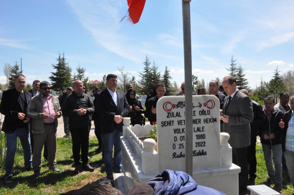 Görevi başında öldürülen veteriner hekim Volkan Lale, kabri başında anıldı