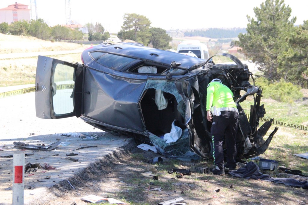 Seyir halindeki araç duraklayan otomobile çarptı, 6 kişi yaralandı