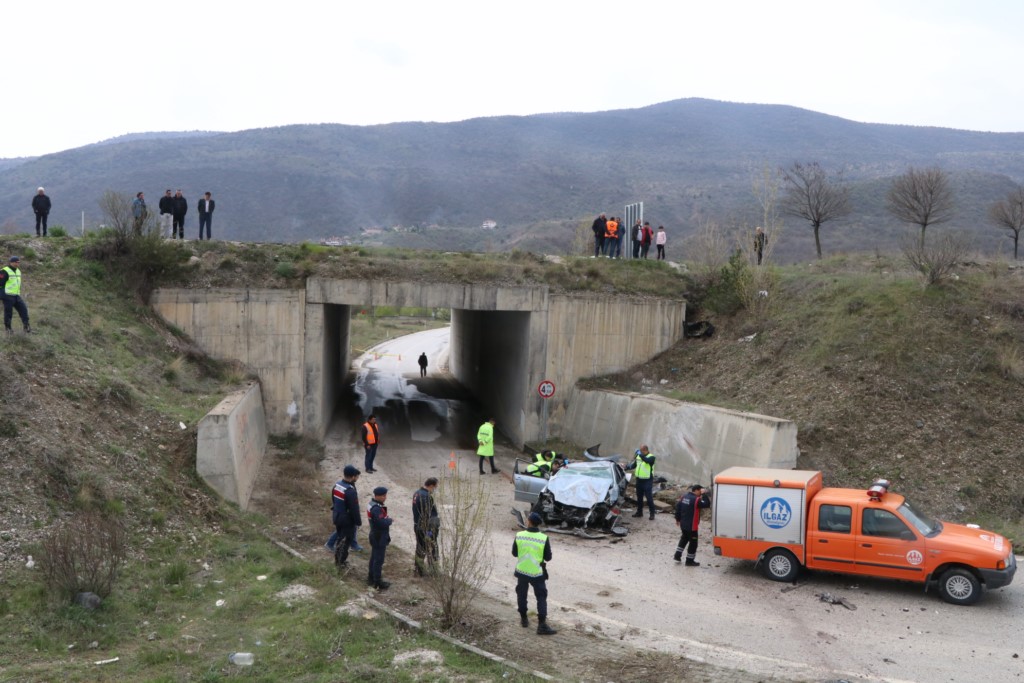 Devrilen otomobildeki 3 kişi öldü, 2 kişi yaralandı