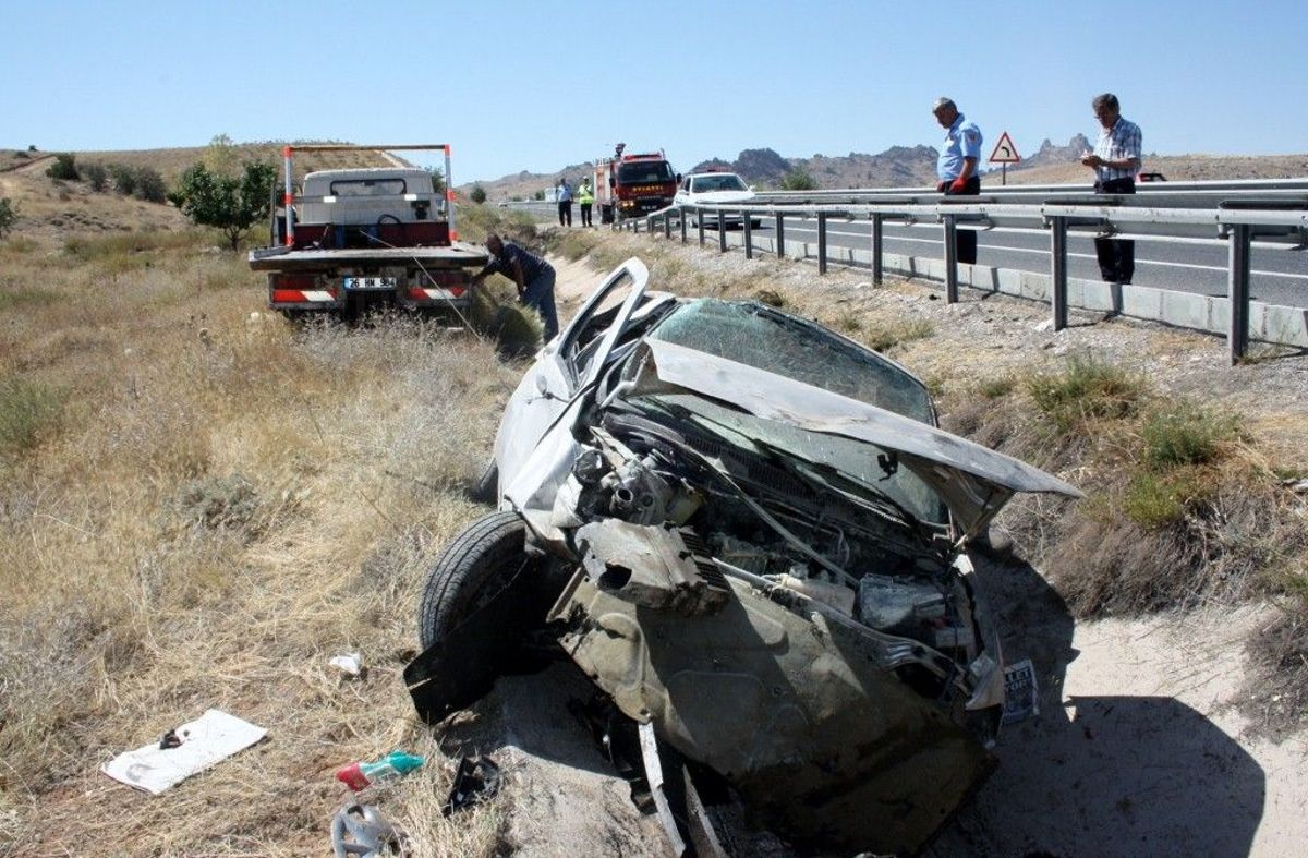 Eskişehir'de iki otomobilin çarpışması sonucu 2 kişi öldü