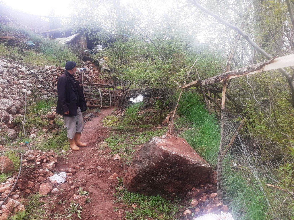 Yağışlar sonrasında dağdan kopan taş parçaları evin bahçesine indi