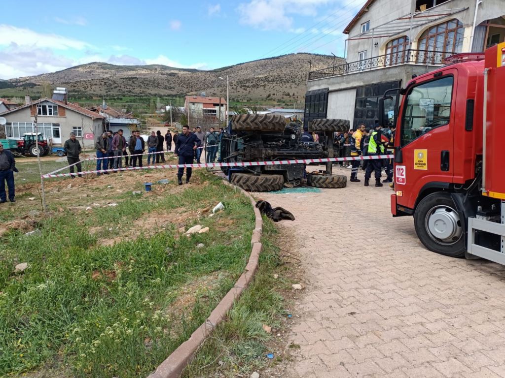 Traktör devrildi, genç kız öldü, annesi ve kardeşi yaralandı