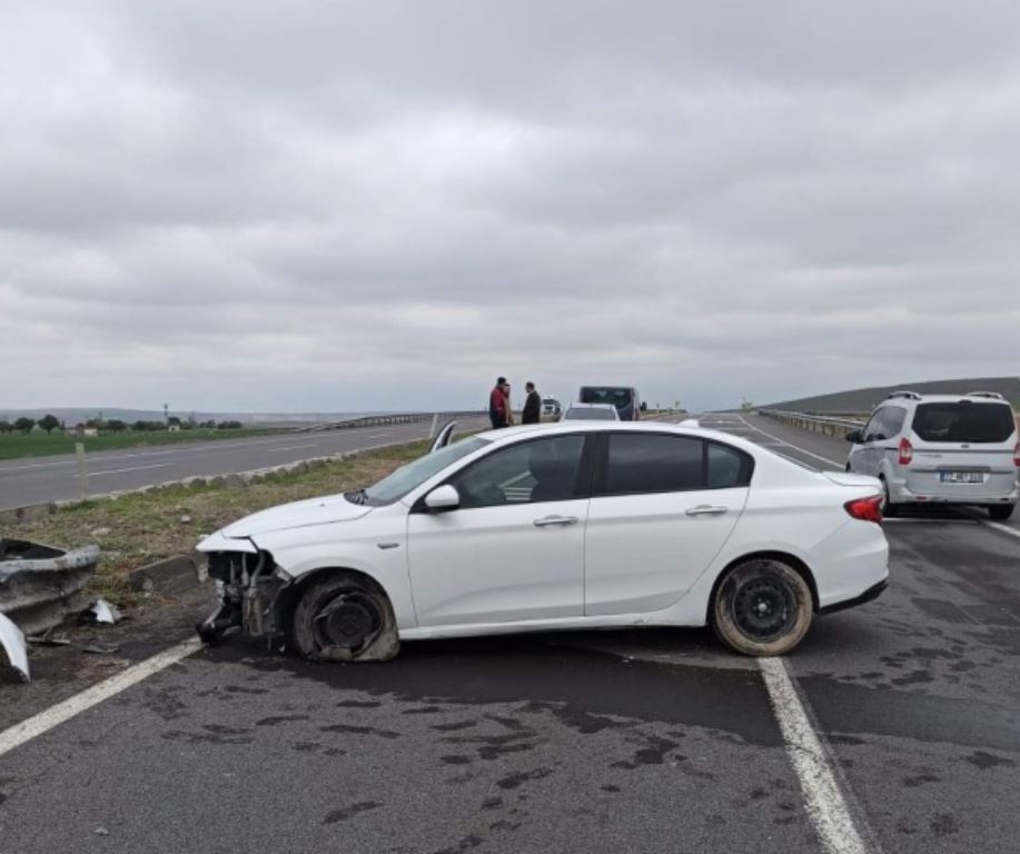 Bariyere çarpan otomobildeki 4 kişi yaralandı