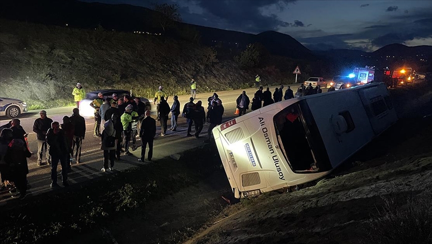 Yolcu otobüsü su kanalına devrildi, 9 kişi yaralandı