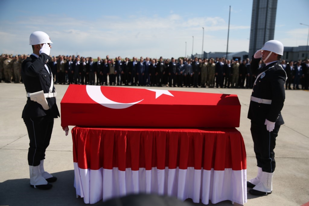 Tel Abyad'da şehit olan iki polis memuru için tören düzenlendi