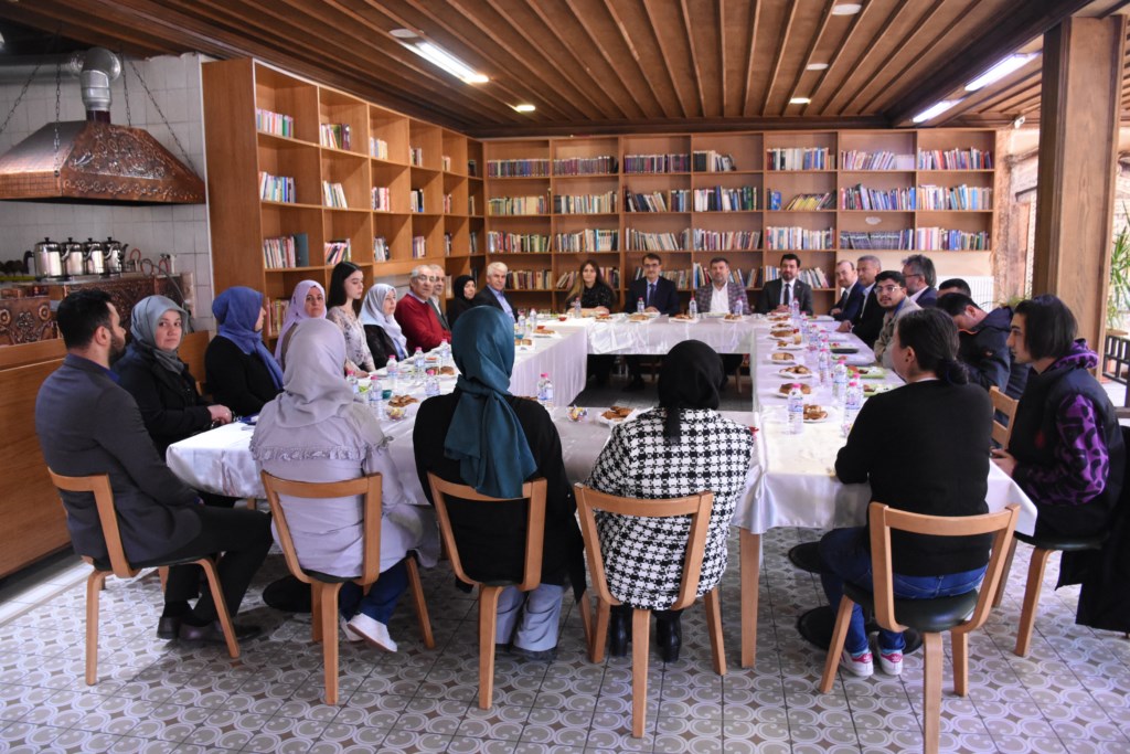 Bakan Dönmez, seçim çalışmaları için ziyaretlerde bulundu