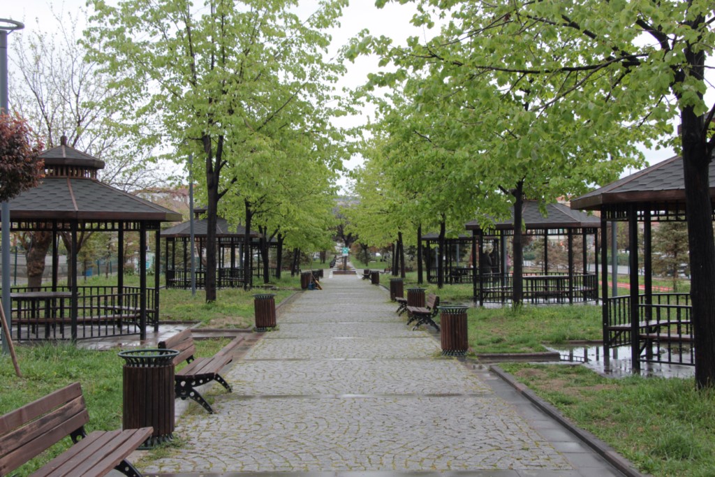 Beypazarı'ndaki park ve bahçelerde bakım çalışmaları sürüyor