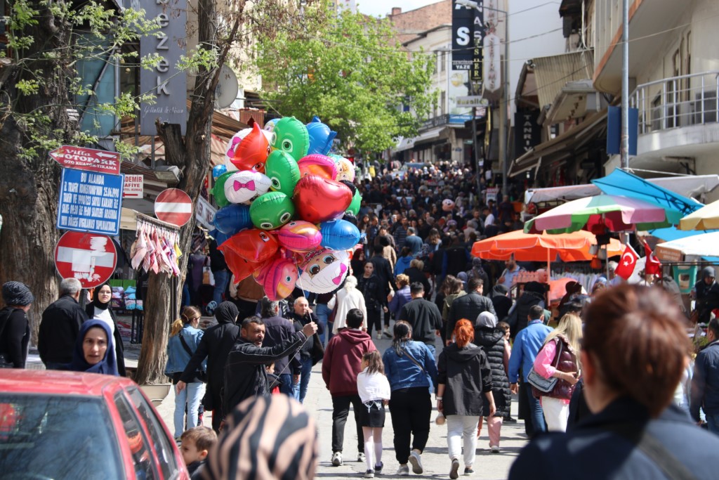 Tarihi semt havaların ısınmasıyla hareketlendi