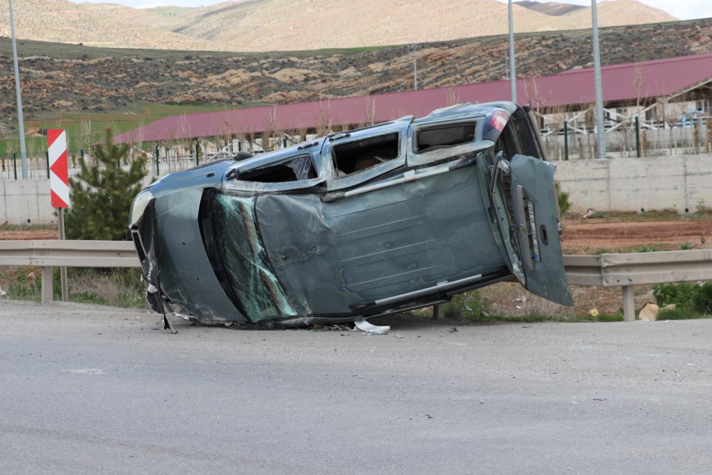 Hafif ticari araç ile tırın çarpıştığı kaza güvenlik kamerasına yansıdı