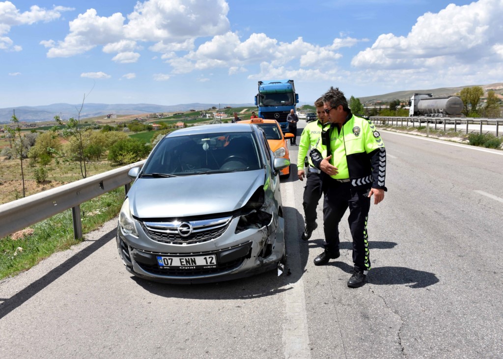 Otomobille tırın çarpıştığı kazada 3 kişi yaralandı