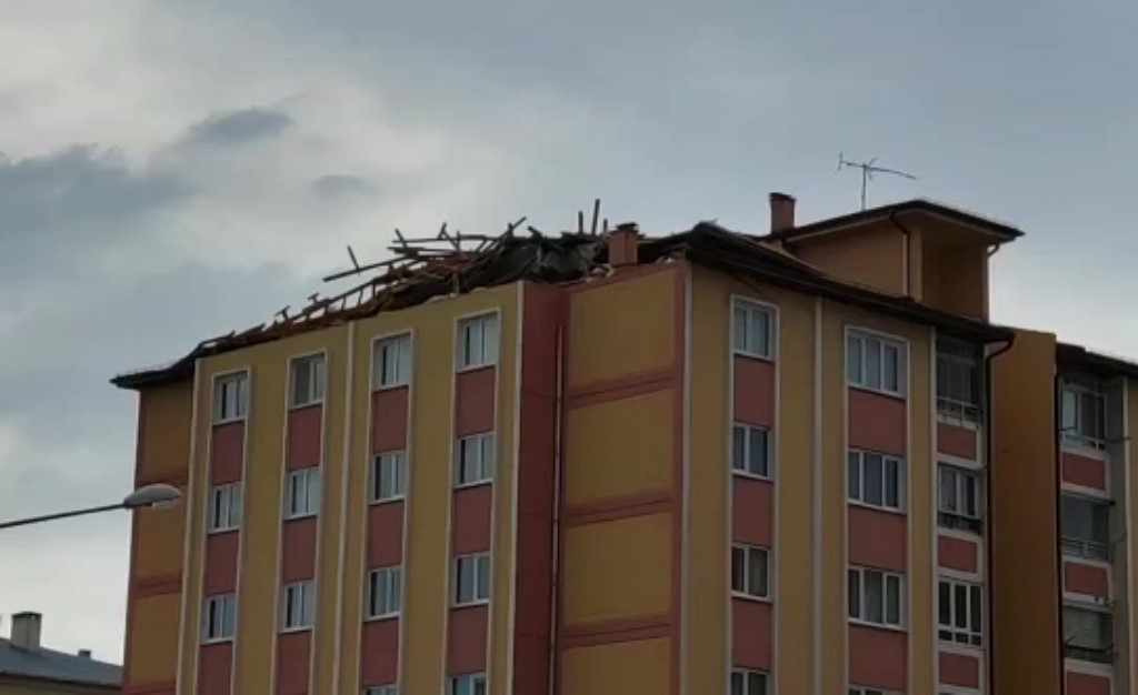 Şiddetli rüzgar apartmanın çatısına zarar verdi