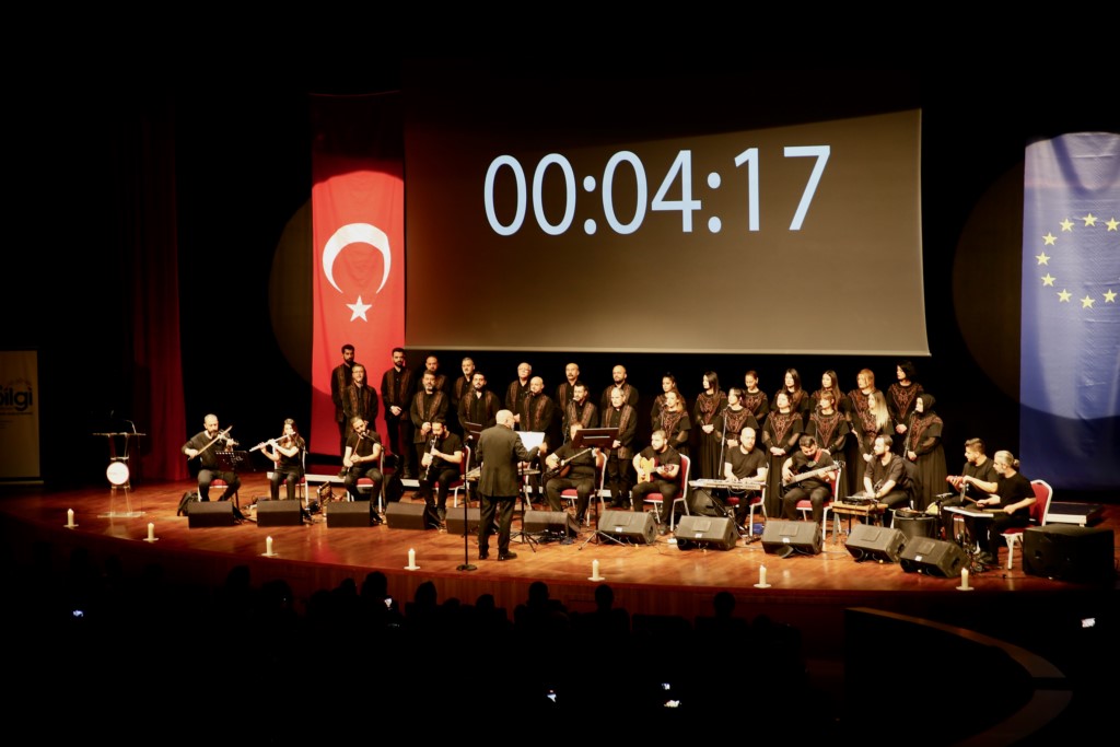 Depremde 7 üyesini kaybeden Antakya Medeniyetler Korosu konser verdi