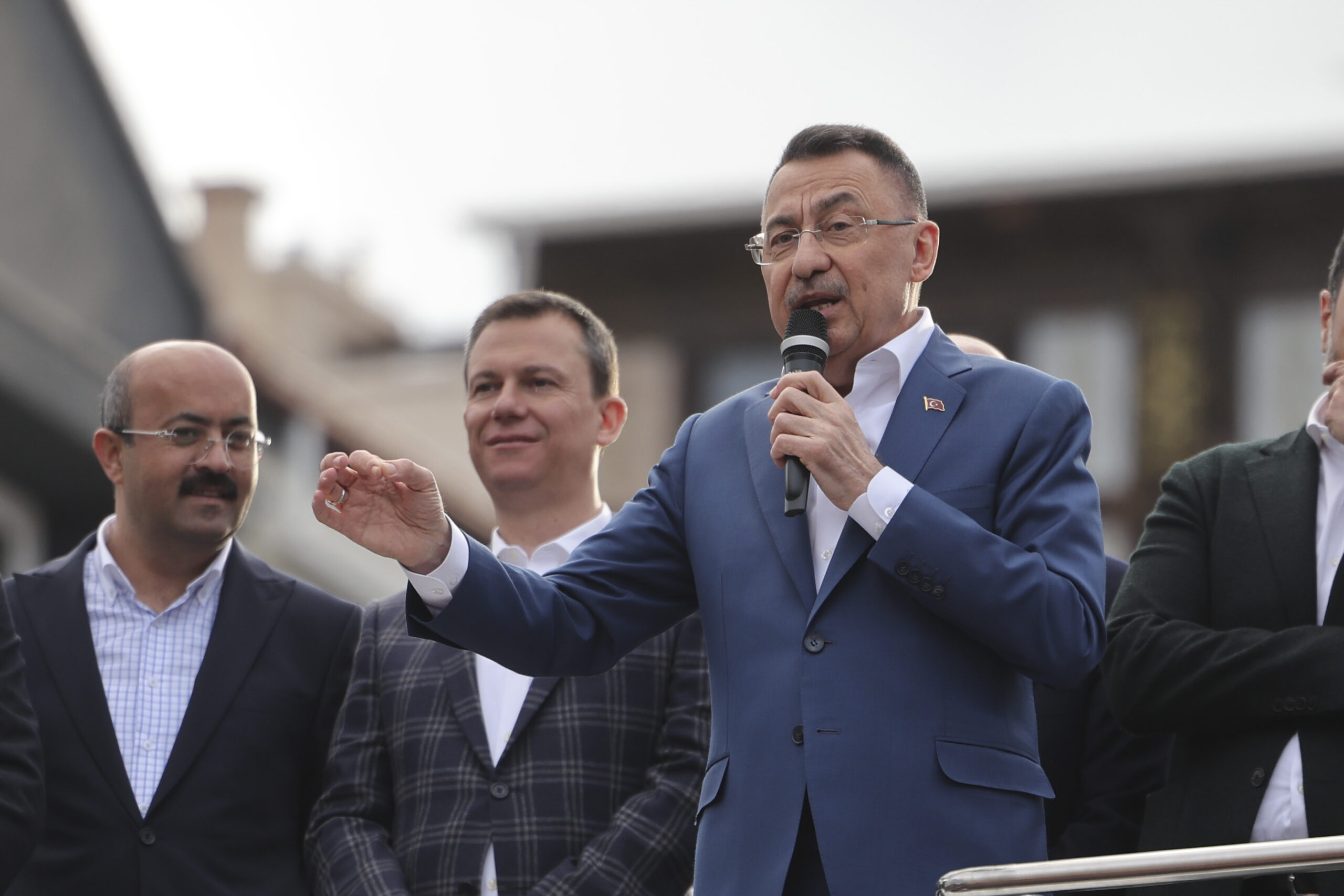 Cumhurbaşkanı Yardımcısı Oktay, AK Parti mitinginde konuştu
