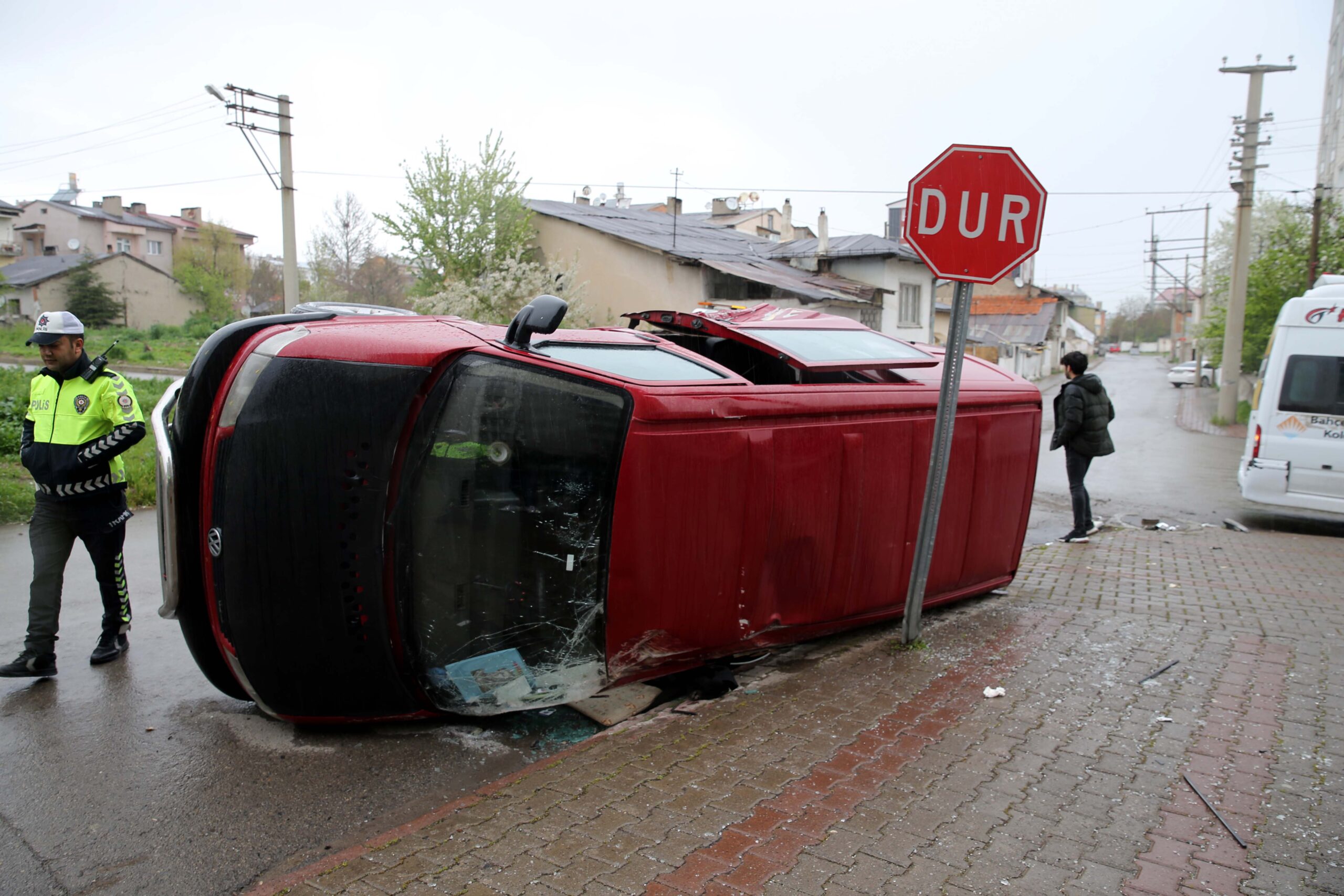 Öğrenci servisi ile panelvanın çarpıştığı kazada 5 kişi yaralandı