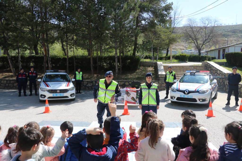 Minik öğrencilere trafik eğitimi verildi