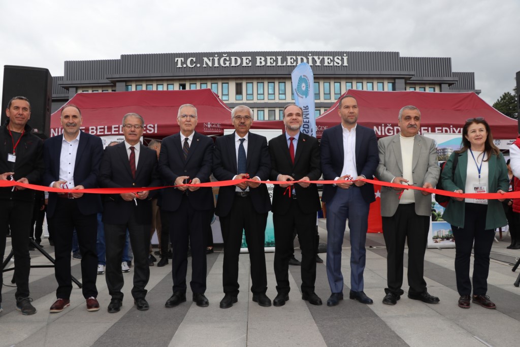 Niğde'de Anadolu Üniversiteler Birliği Üniversite Tanıtım ve Tercih Fuarı açıldı