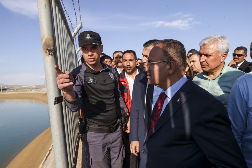 Bakan Bozdağ, sulama kanalına düştüğü tahmin edilen çocuğu arama çalışmalarını inceledi