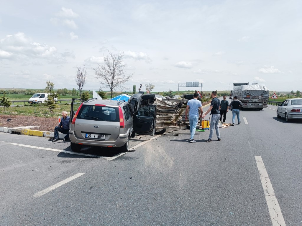 Kamyonet ile otomobilin çarpıştığı kazada 5 kişi yaralandı