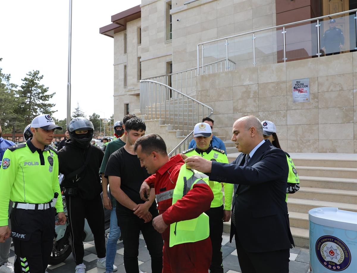 Vali, motosiklet sürücülerine reflektörlü yelek dağıttı