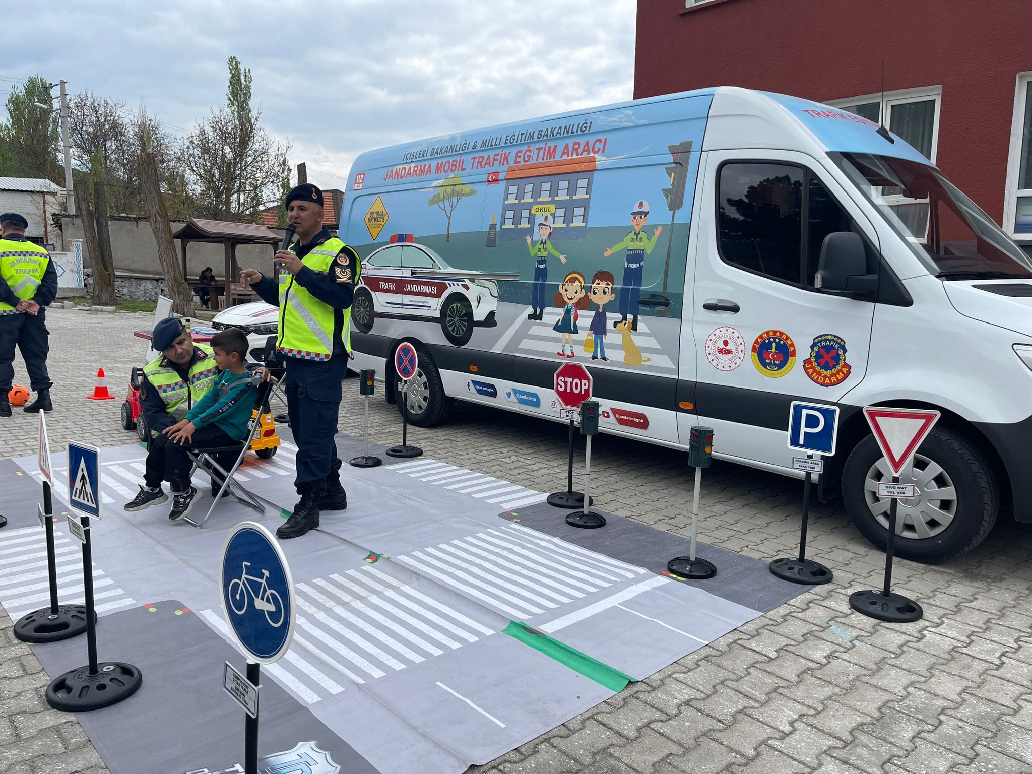 Jandarma ekiplerinden öğrencilere trafik eğitimi