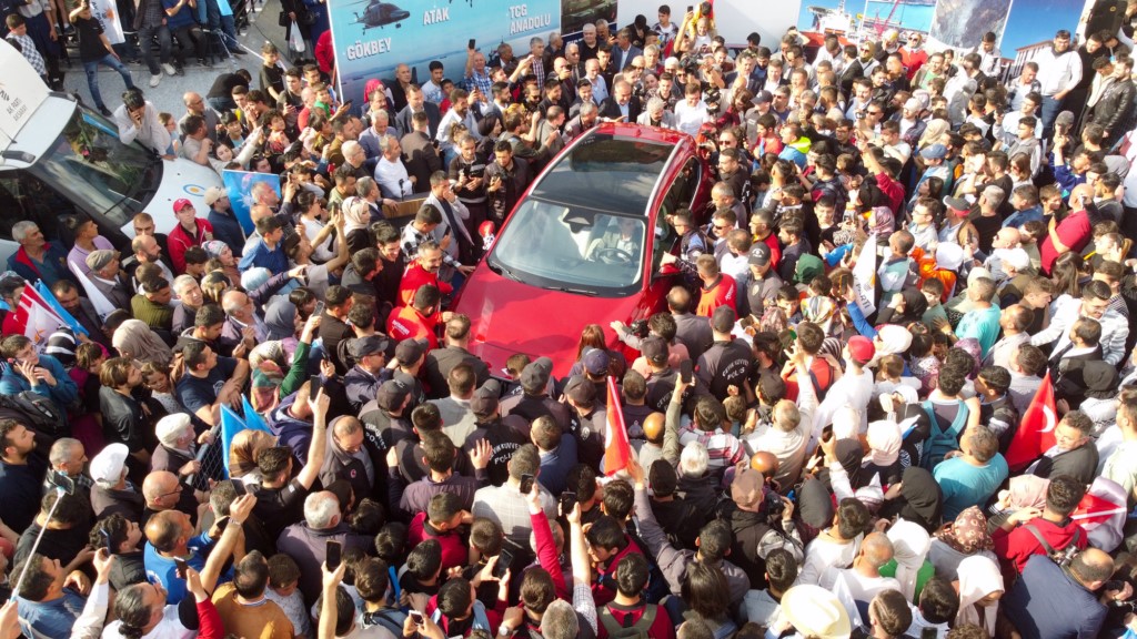 Türkiye'nin yerli otomobili Togg, Aksaray'da tanıtıldı