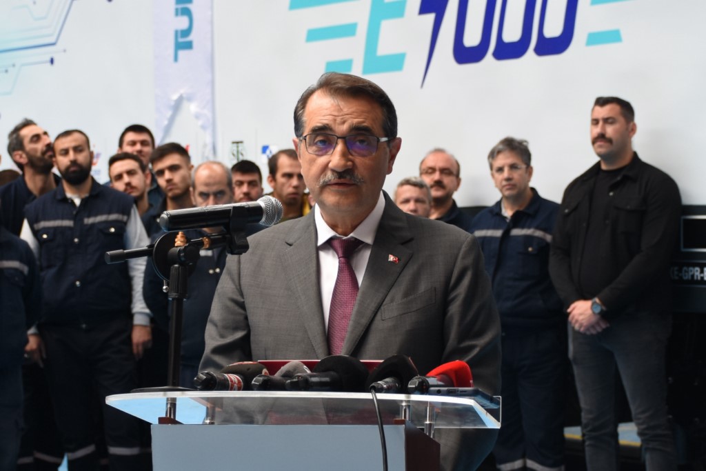 Bakan Dönmez, yerli elektrikli ana hat lokomotifi "Eskişehir-5000"in isim tescil töreninde konuştu